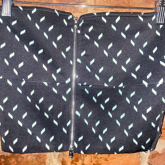 NWT Elliatt Black Teal Printed Forced Off-The-Shoulder Crop Top Women's Size XS - Picture 10 of 10